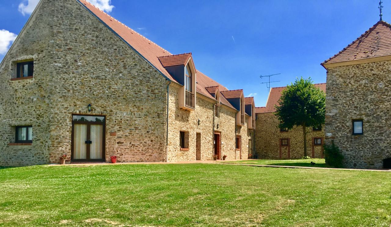 Hotel Les Suites - Domaine De Crecy Exterior photo